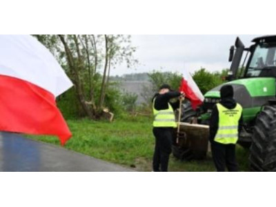 Польські протестувальники продовжують блокувати рух вантажівок у чотирьох пунктах пропуску на кордоні з Україною.